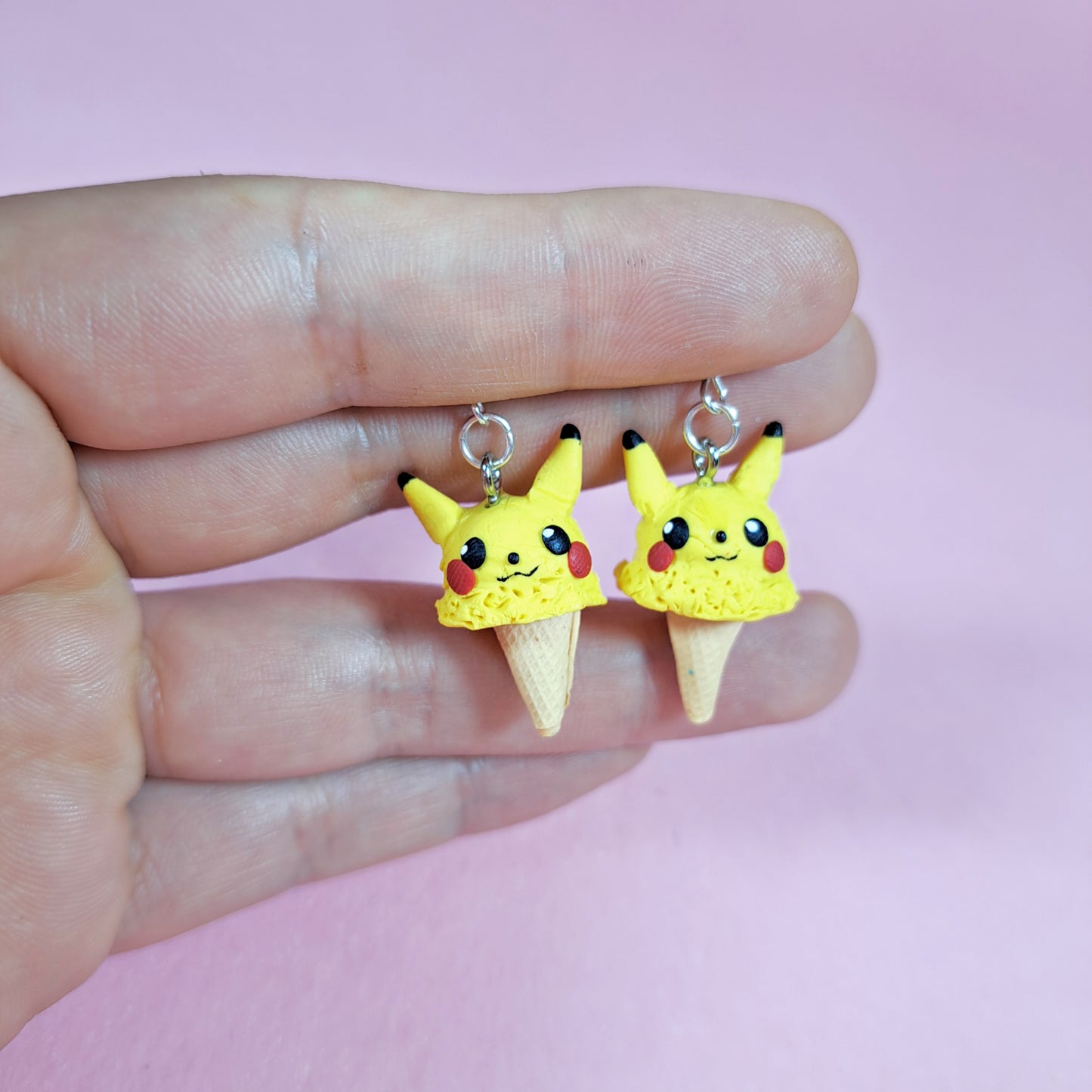 aretes helado pikachu hipoalergenicos