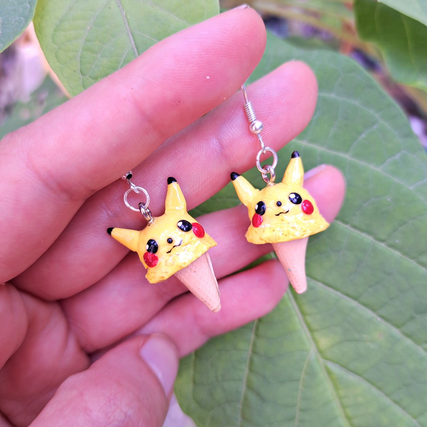 aretes helado pikachu hipoalergenicos